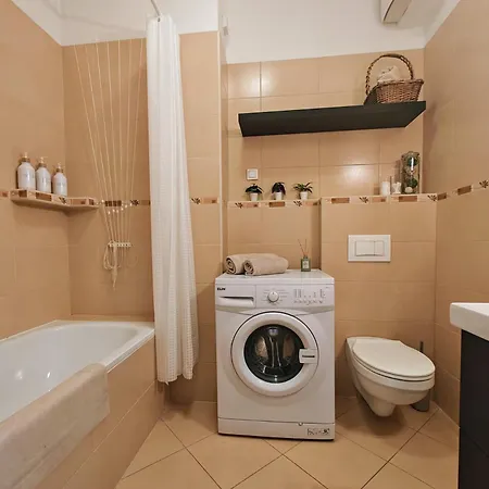 Apartment - Free Garage, Ac, Balcony, Wi-fi *