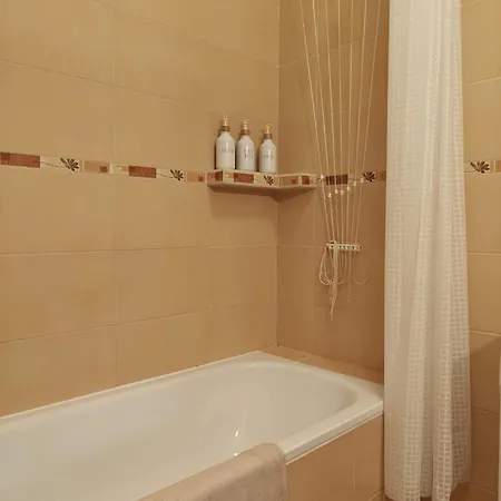 - Free Garage, Ac, Balcony, Wi-fi *
